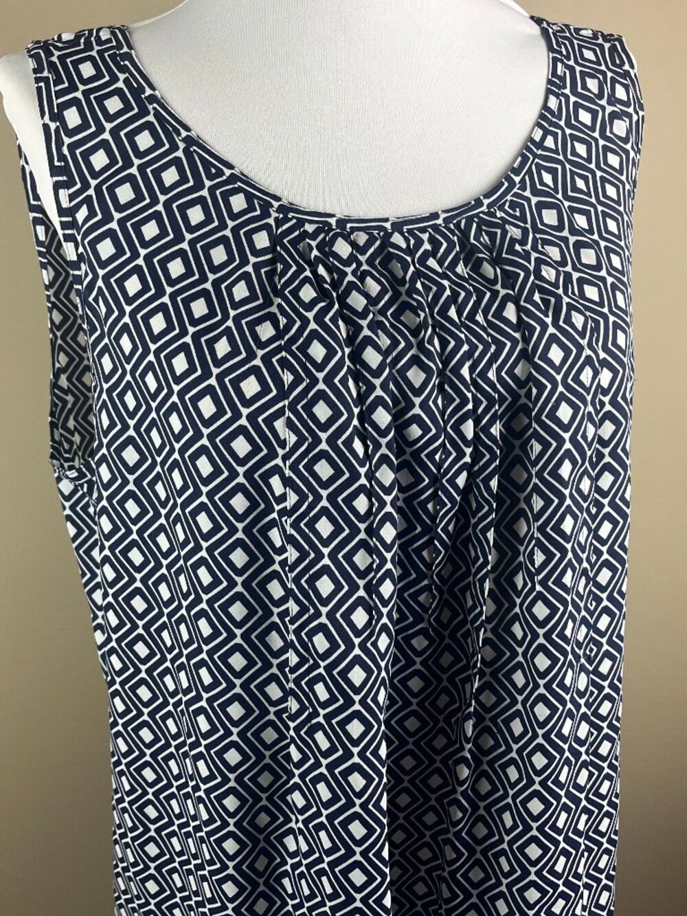 Loft Ann Taylor Women's Sleeveless Top Blouse Size L Navy Blue White, Geometric